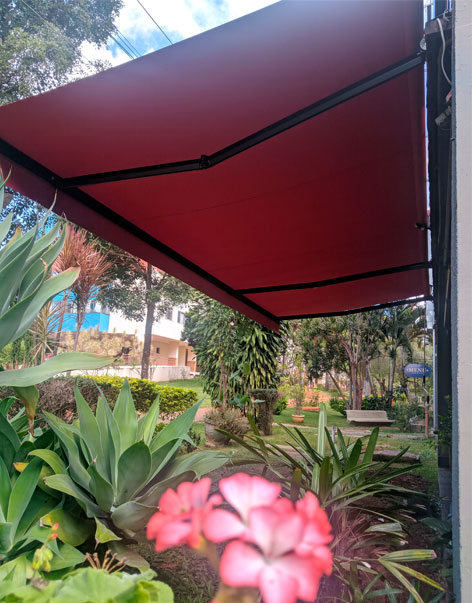 Toldo articulado instalado em residência no Lago Sul