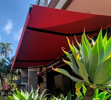 Detalhe do mecanismo de toldo articulado